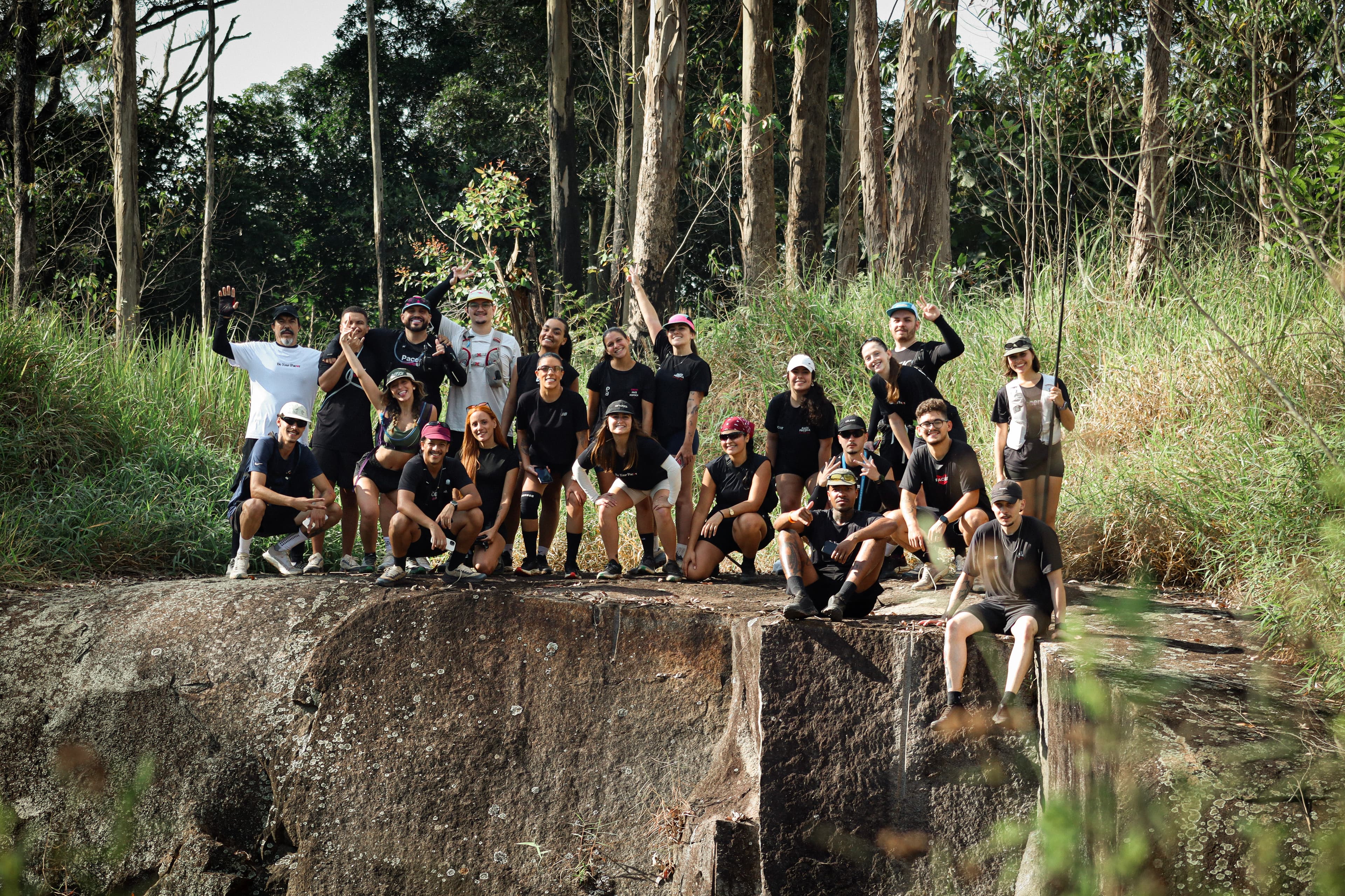 Pacer Running Club em grupo na natureza